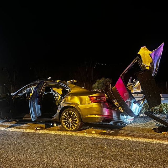 Sakarya'da trafik kazasında 3 koruma polisinden biri hayatını kaybetti, iki...