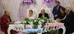 Ordu'da evlenen çift sahipsiz hayvanlar için mama dağıttı