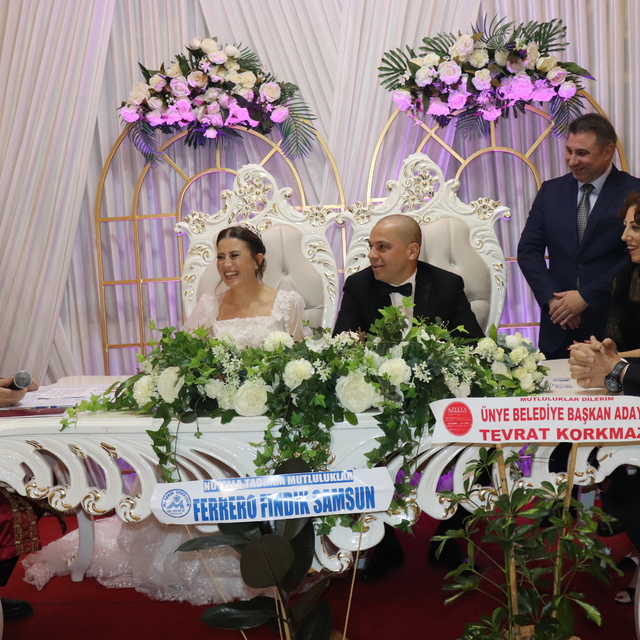 Ordu'da evlenen çift sahipsiz hayvanlar için mama dağıttı