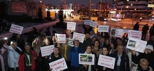 İzmir'de hayvanseverler köpek ölümlerine tepki için yürüyüş düzenledi