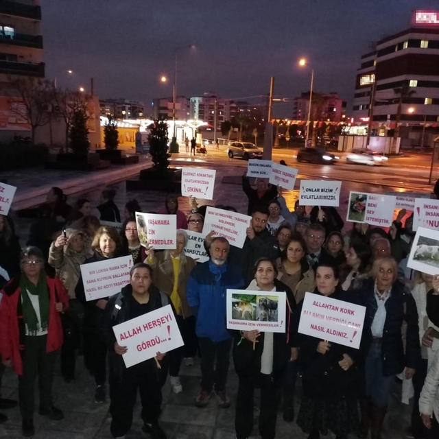 İzmir'de hayvanseverler köpek ölümlerine tepki için yürüyüş düzenledi