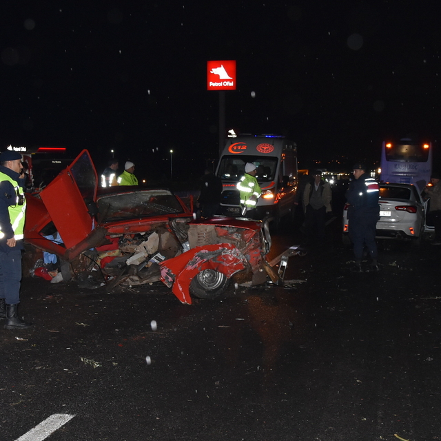 Manisa'da meydana gelen zincirleme trafik kazasında 2 kişi öldü, 3 kişi yar...