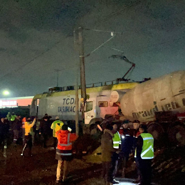 Yolcu treni, hemzemin geçitte beton mikserine çarptı; 1 yaralı
