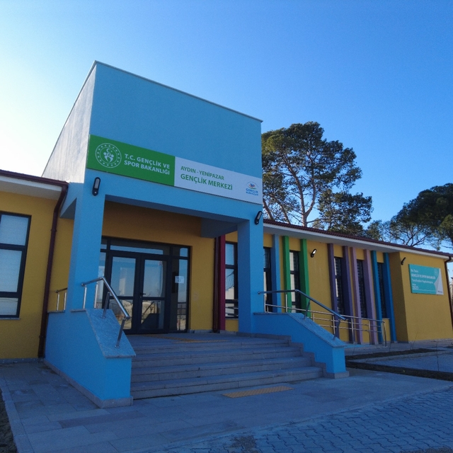 Yenipazar'da üniversite öğrencileri sınavlarına gençlik merkezinde hazırlan...