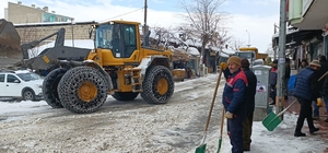 Kars'ta cadde ve sokaklarda biriken karlar kamyonlarla şehir dışına götürül...
