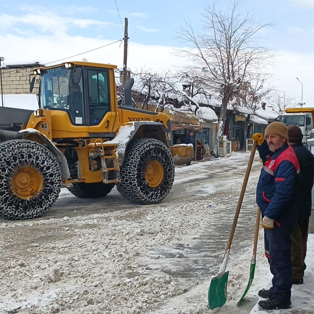 Kars'ta cadde ve sokaklarda biriken karlar kamyonlarla şehir dışına götürül...