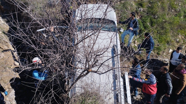 Şanlıurfa'da devrilen hafif ticari araçtaki 2 kişi yaralandı
