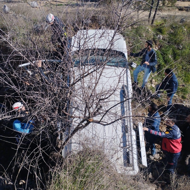 Şanlıurfa'da devrilen hafif ticari araçtaki 2 kişi yaralandı