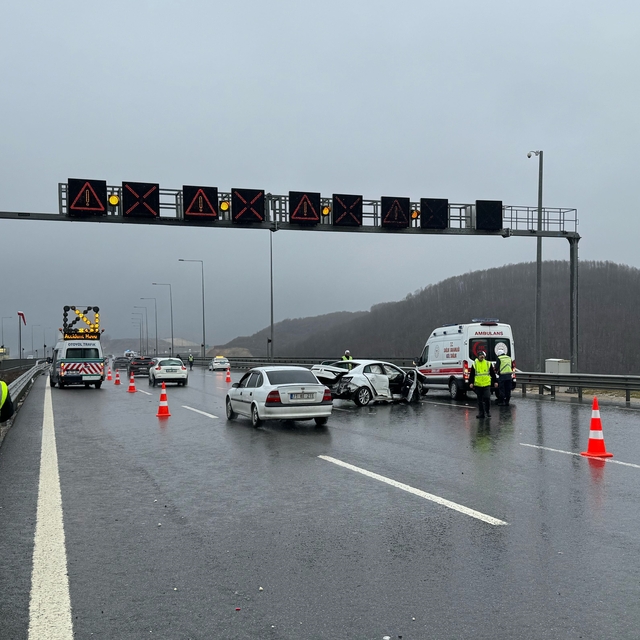 Kuzey Marmara Otoyolu'nda zincirleme kazada 5 kişi yaralandı
