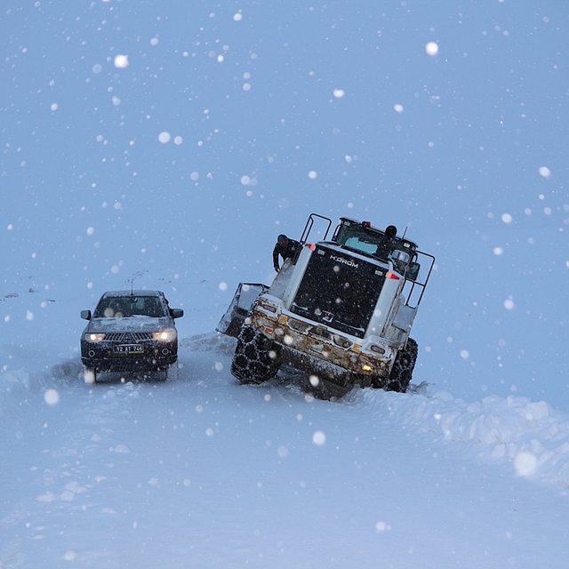 Sağlıkçılara yol açan iş makinesi kara saplandı