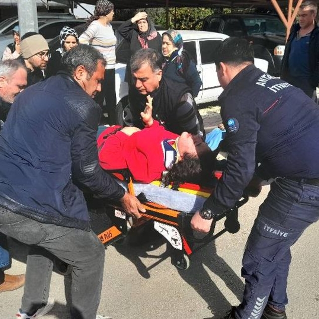 Kumluca'da otomobille kamyonetin çarpıştığı kazada 2 kişi yaralandı