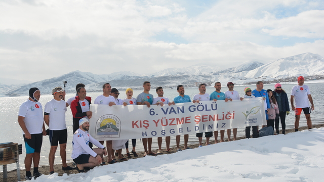 Bitlis'te "Kış Yüzme Şenliği" düzenlendi