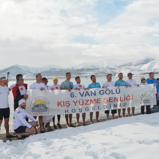 Bitlis'te "Kış Yüzme Şenliği" düzenlendi