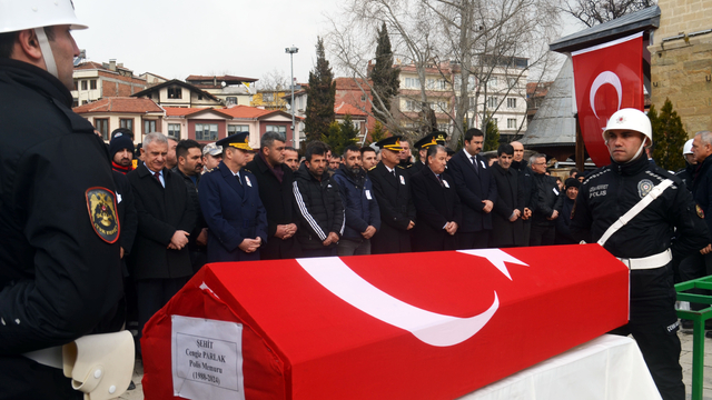 Şehit polis memuru Cengiz Parlak, Amasya'da son yolculuğuna uğurlandı