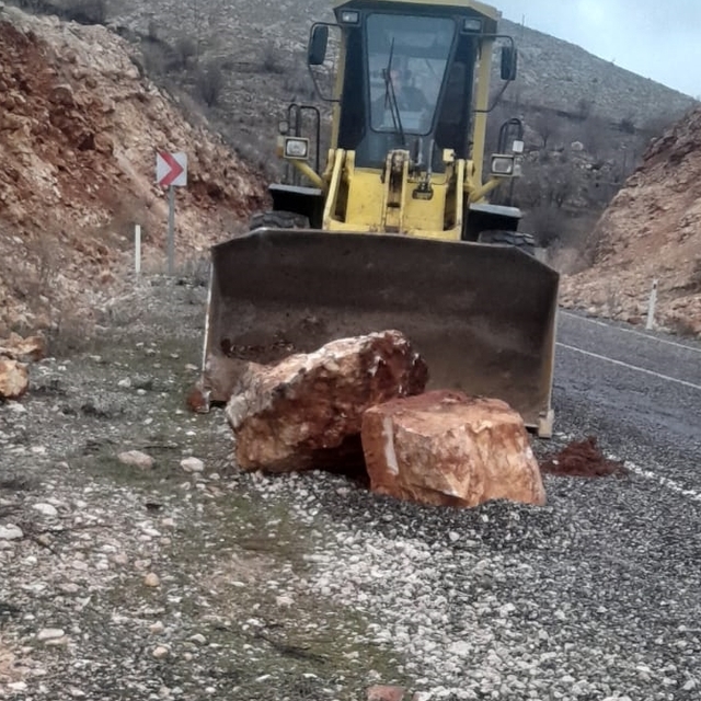 Gercüş'te yamaçtan kopan kayaların kapattığı yol açıldı