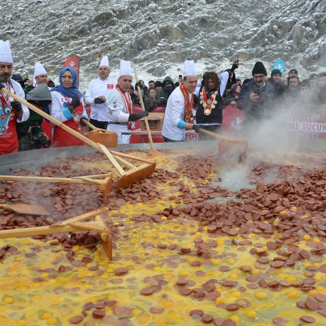 Sivrihisar Dövme Sucuk Festivali'nde 7,5 ton sucuk ekmek ikram edildi