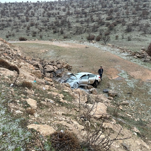 Mardin'de otomobil, şarampole devrildi: 4 yaralı