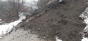 Karabük'te heyelan; yol kapandı