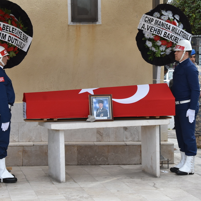 Kıbrıs gazisi, Manisa'da son yolculuğuna uğurlandı