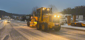 Kaş'ta dolu nedeniyle kapanan kara yolunda temizlik çalışması yapılıyor