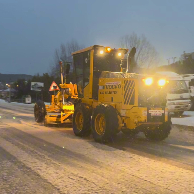 Kaş'ta dolu nedeniyle kapanan kara yolunda temizlik çalışması yapılıyor