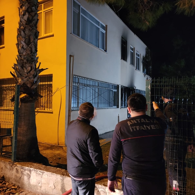 Antalya'da aile sağlığı merkezinde çıkan yangın büyümeden söndürüldü