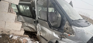 Tarım işçilerini taşıyan minibüs ile hafif ticari araç çarpıştı: 8 yaralı