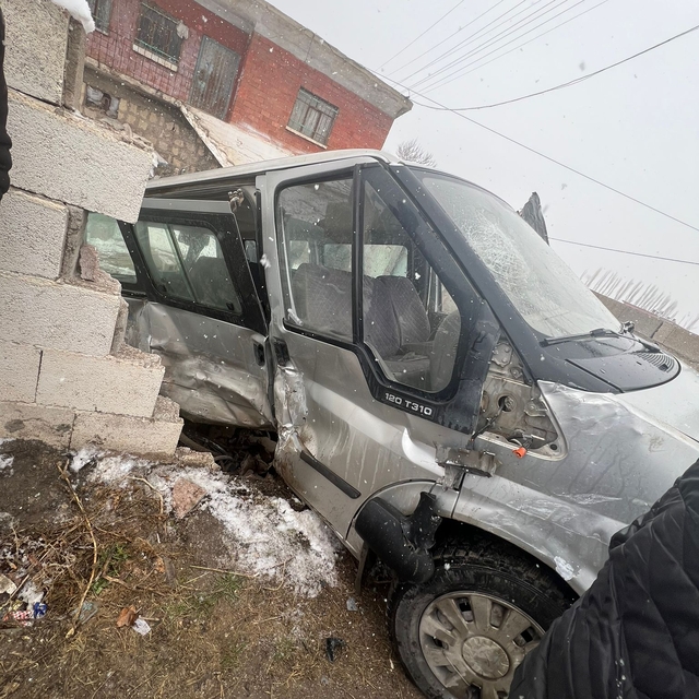 Tarım işçilerini taşıyan minibüs ile hafif ticari araç çarpıştı: 8 yaralı