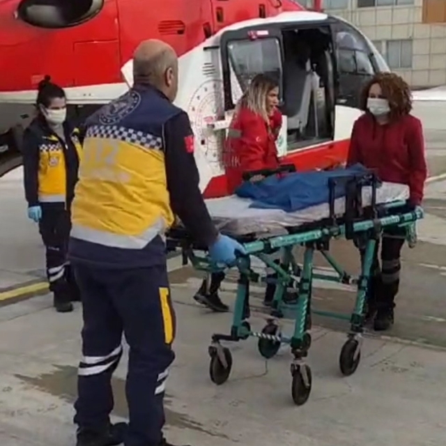 Van'da doğumdan sonra rahatsızlanan kadın ve bebeği ambulans helikopterle h...