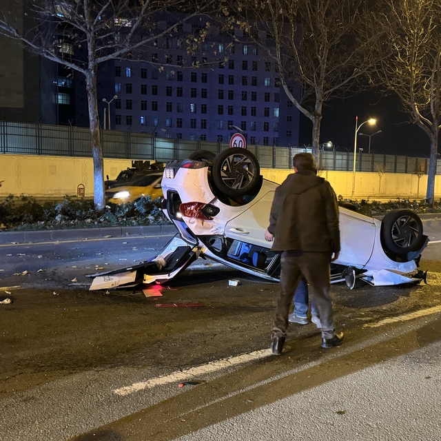 Diyarbakır'da kamyonet ile otomobilin çarpıştığı kazada 3 kişi yaralandı