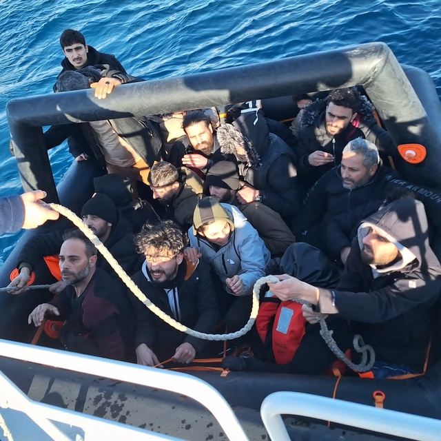 İzmir açıklarında 69 düzensiz göçmen kurtarıldı, 32 düzensiz göçmen yakalan...