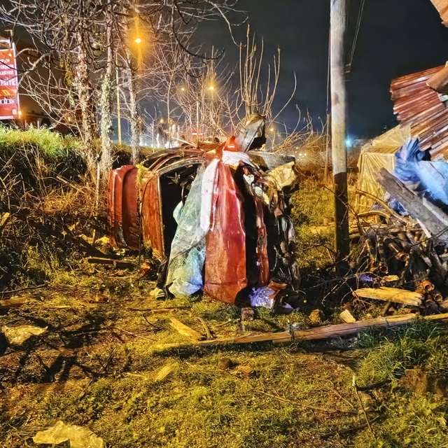 Samsun'da bahçeye devrilen otomobildeki 2 kişi yaralandı