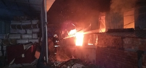 Bursa'da yalıtım malzemesi imalathanesinde çıkan yangın kontrol altına alın...