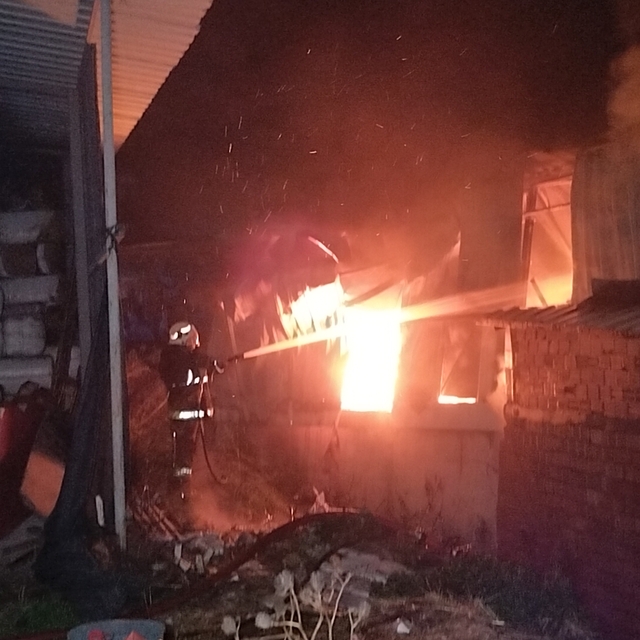 Bursa'da yalıtım malzemesi imalathanesinde çıkan yangın kontrol altına alın...