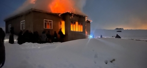 Van'daki ev yangınında 6 aylık Şerzan bebek, beşiğinde yanarak can verdi (2)