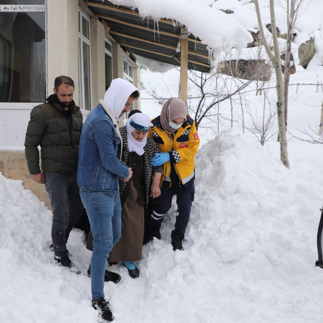 Van'da yolu kardan kapanan mahalledeki hasta, ekiplerin çalışmasıyla hastan...