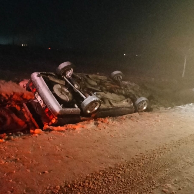 Konya'da şarampole devrilen otomobildeki 4 kişi yaralandı