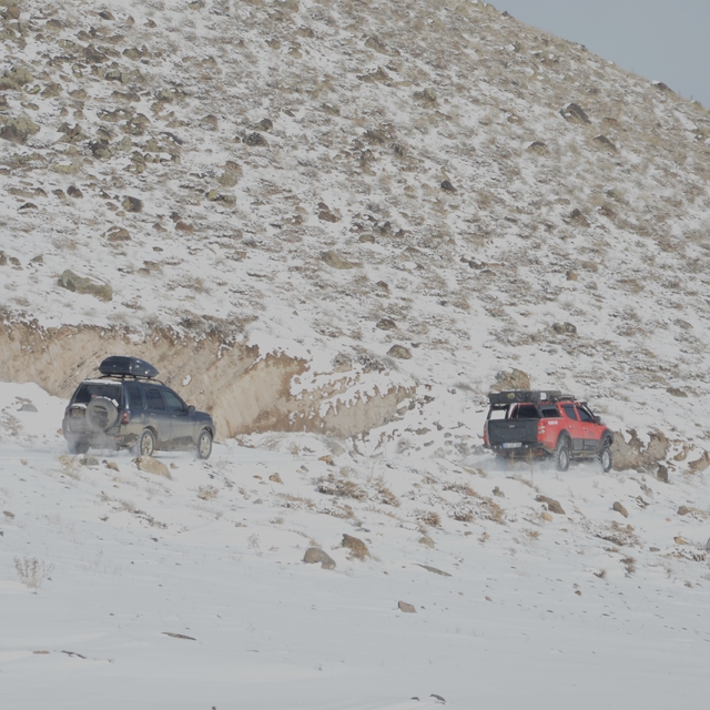 Off-road tutkunları Erzurum'da doğaya yem bırakıp karda lastik raftingi yap...