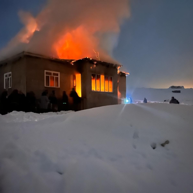 Van'daki ev yangınında 6 aylık Şerzan bebek, beşiğinde yanarak can verdi (2...