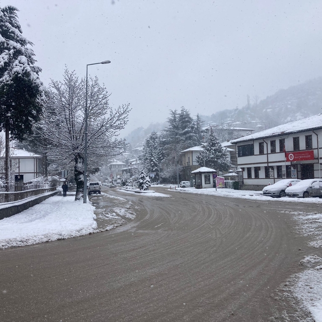 Göynük'ün tarihi yapıları beyaz örtüyle kaplandı