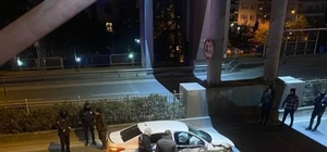 Refüje çarpan otomobildeki 2 arkadaş öldü