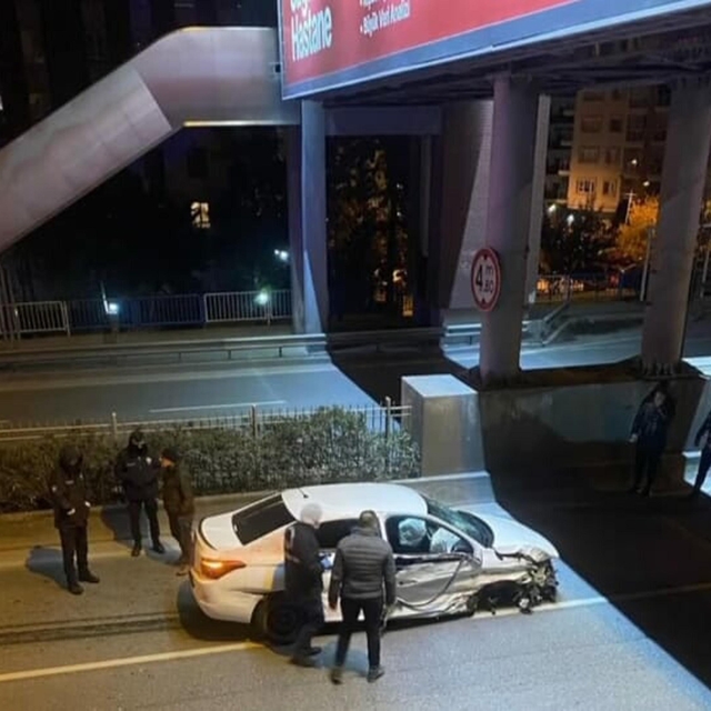 Refüje çarpan otomobildeki 2 arkadaş öldü