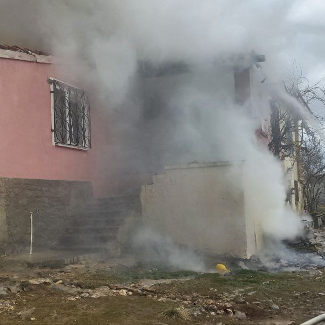 Uşak'ta müstakil evde çıkan yangın söndürüldü