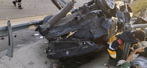 Lastiği patlayan otomobil bariyerlere çarptı; 1 ölü, 3 yaralı