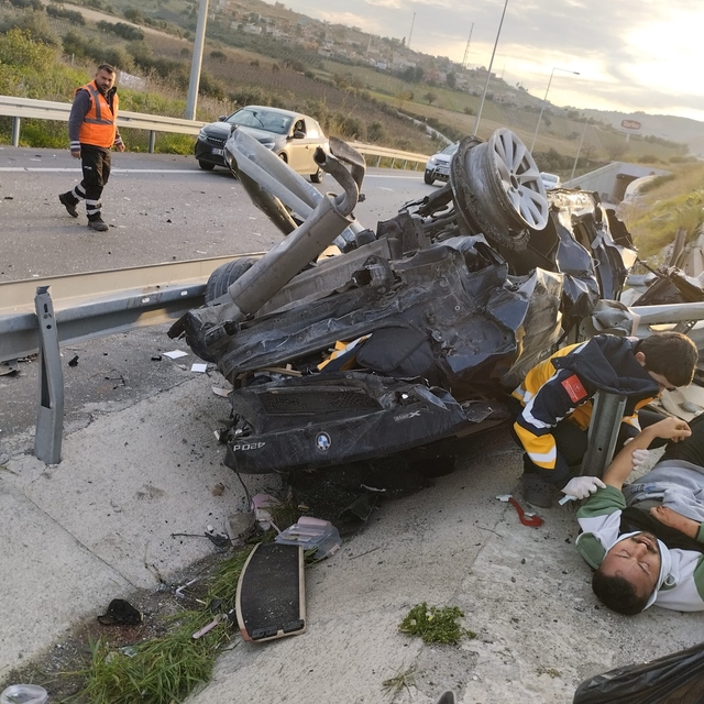 Lastiği patlayan otomobil bariyerlere çarptı; 1 ölü, 3 yaralı