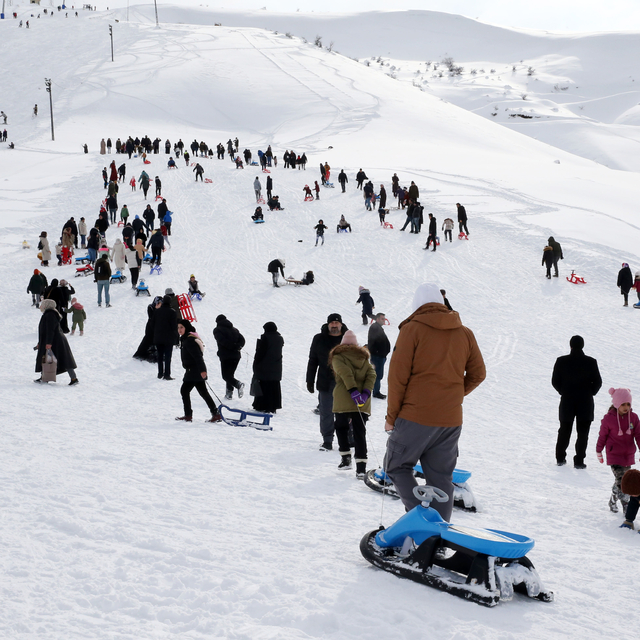 Bitlis'teki kayak merkezinde yarıyıl tatili yoğunluğu yaşanıyor
