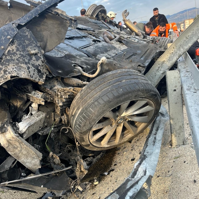 Mersin'de bariyere çarpan otomobildeki 1 kişi öldü, 3 kişi yaralandı