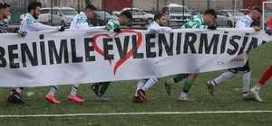 Hakem, yönettiği futbol maçında sevgilisine evlilik teklifi etti