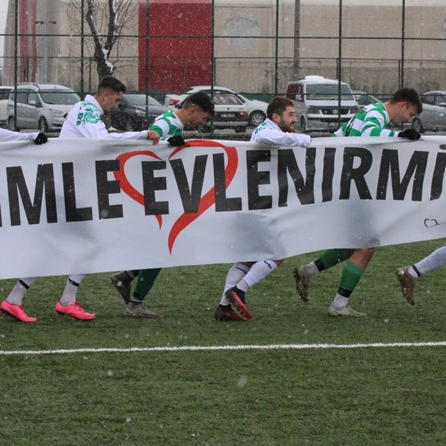 Hakem, yönettiği futbol maçında sevgilisine evlilik teklifi etti