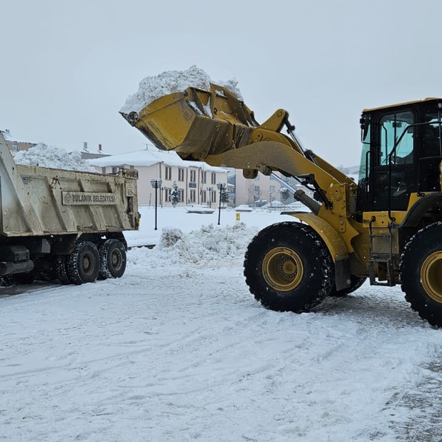 Bulanık'ta karla mücadele çalışması